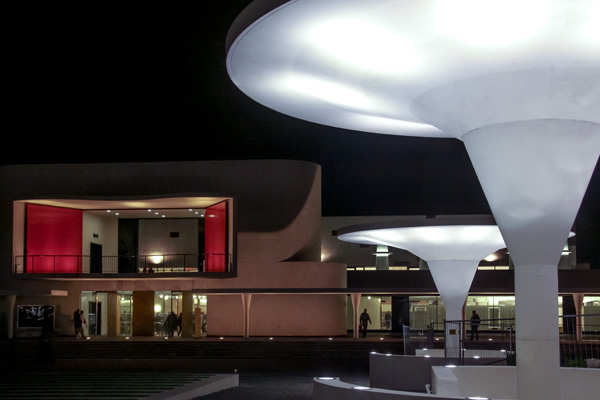 "UFOs" vor dem Staatstheater