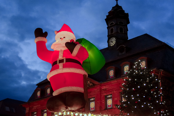 Weihnachtsmann-Deko vor dem Rathaus
