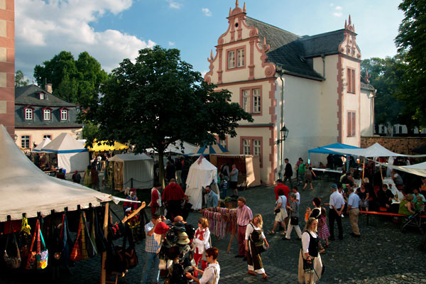 Markttreiben auf der Friedberger Burg