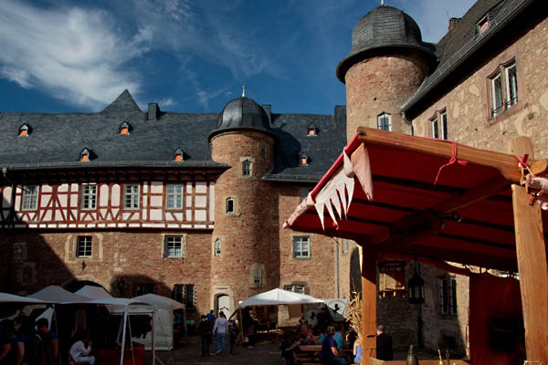 Steinauer Schlosshof bei den Ritterspielen