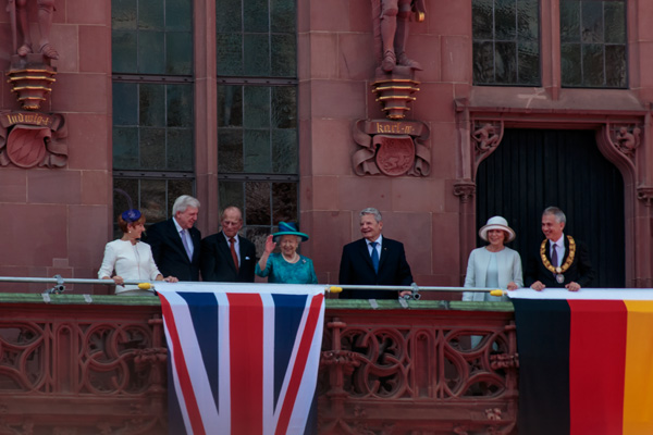 Die Queen auf den Balkon des Frankfurter Römers