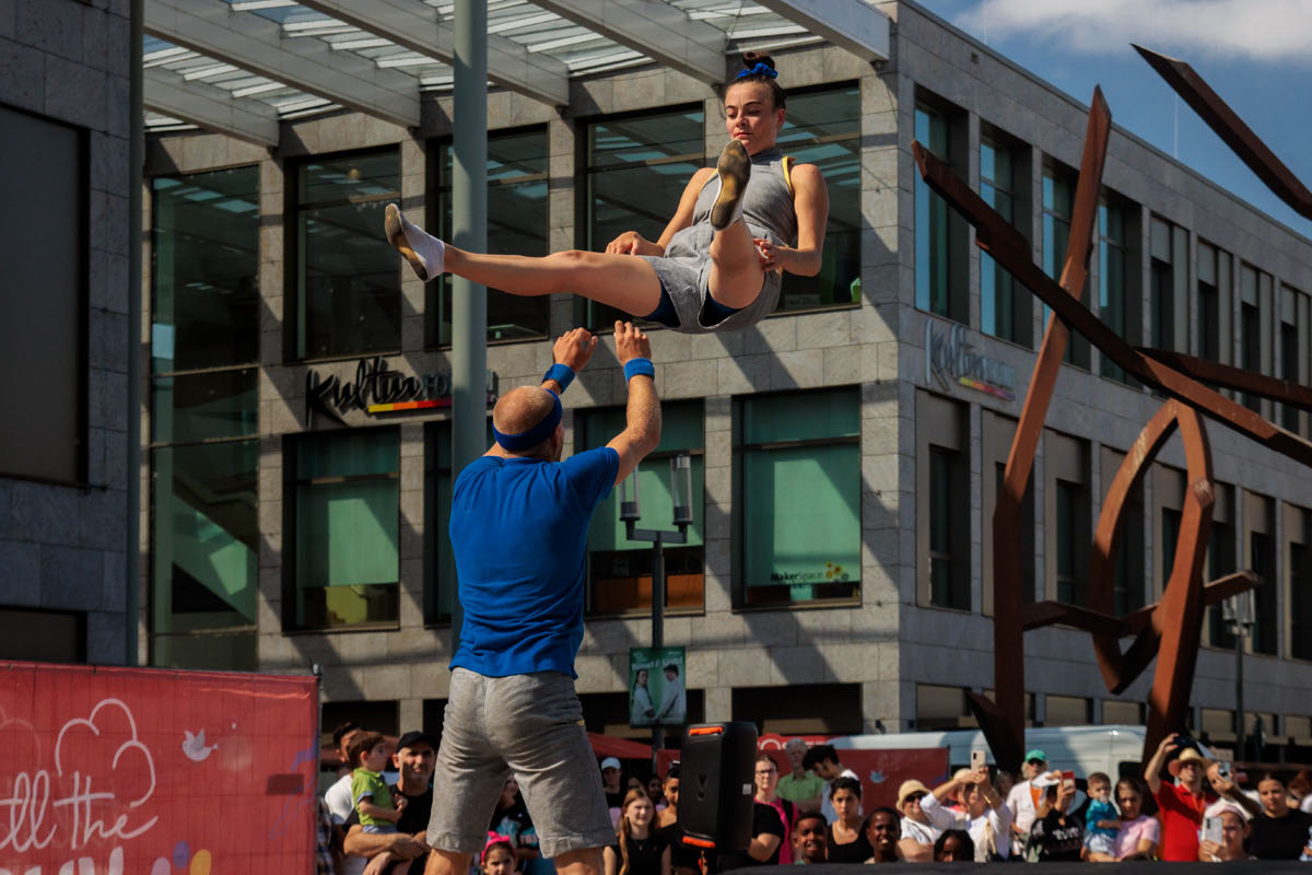 Strassentheaterfestival Till the Sky Hanau 2025 Grammophon - Aramelo - Trampolin
