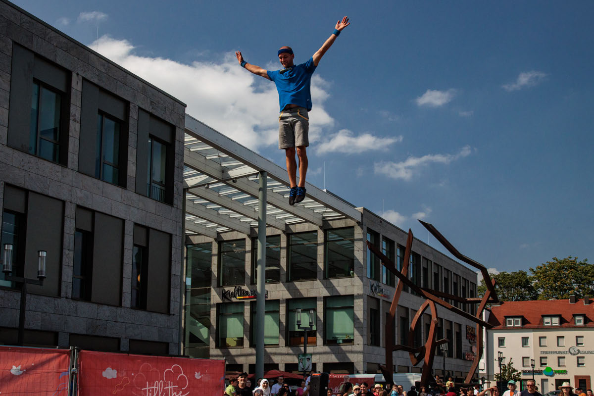 Strassentheaterfestival Till the Sky Hanau 2025 Grammophon - Aramelo - Trampolin