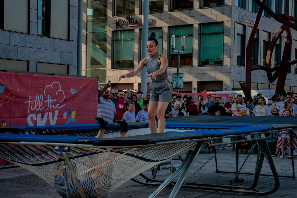 Strassentheaterfestival Till the Sky Hanau 2025 Grammophon - Aramelo - Trampolin