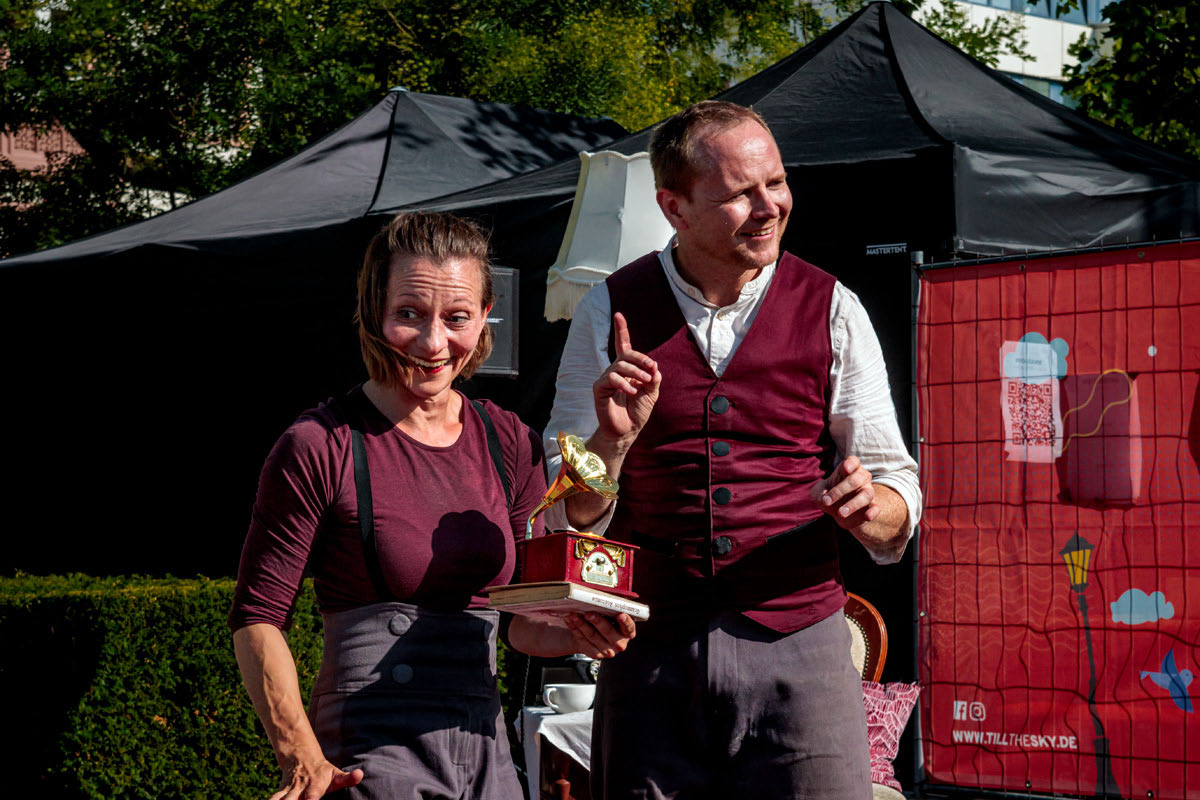 Strassentheaterfestival Till the Sky Hanau 2025 Grammophon - Kira & Anders