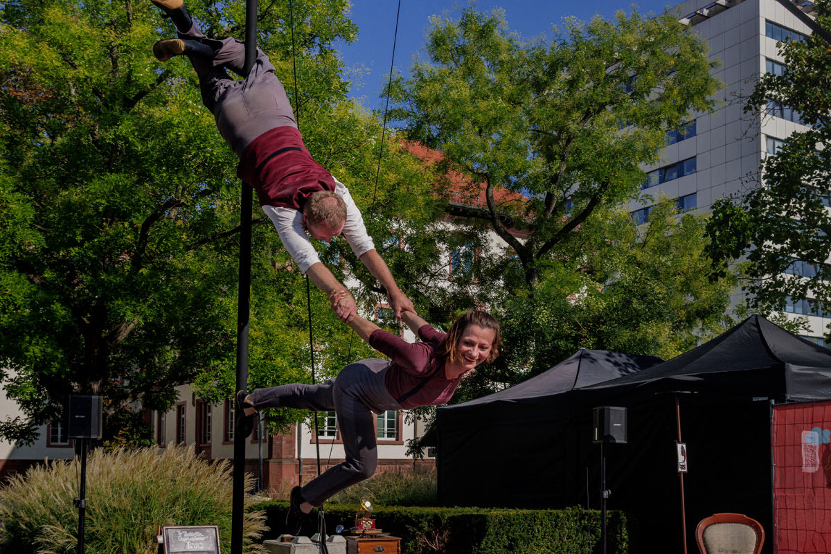Strassentheaterfestival Till the Sky Hanau 2025 Grammophon - Kira & Anders