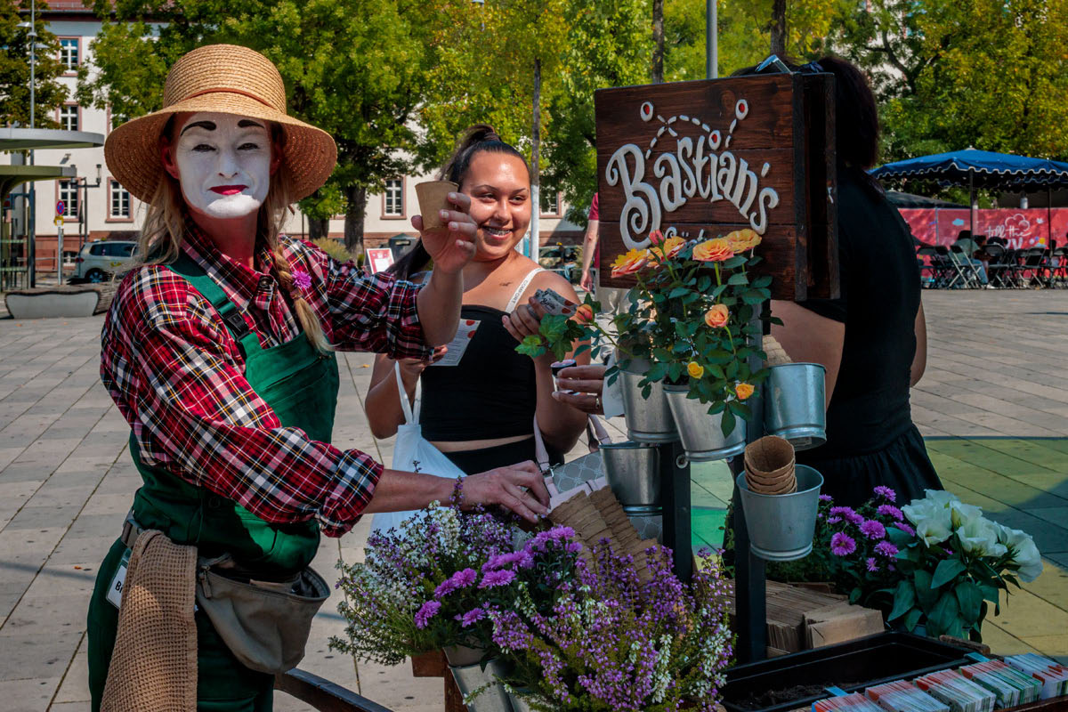 Strassentheaterfestival Till the Sky Hanau 2026 - Wolken-Walkact - Pantomime Bastian - Gärtner