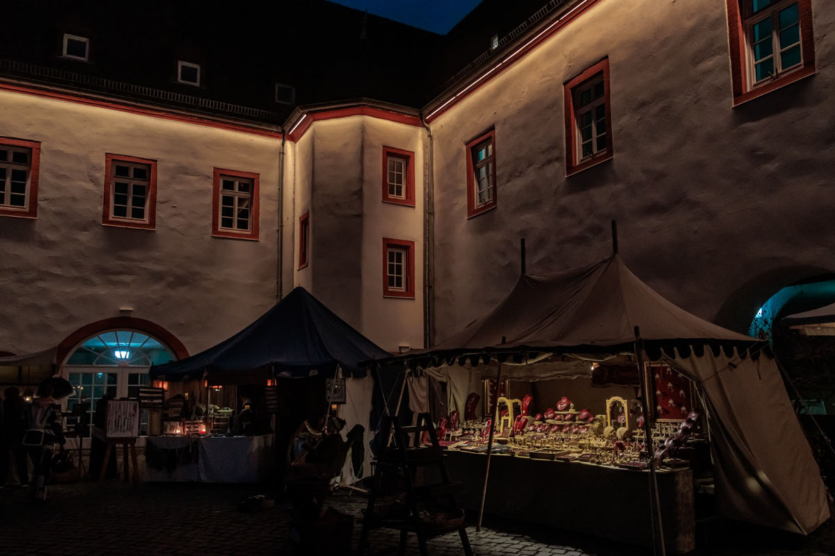 MA Heusenstamm 2025 - Ambiente - Illumierte Stände im Innenhof