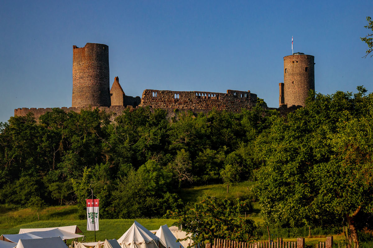 MA Muenzenberg 2026 - Ambiente - Burg Münzenberg im Sonnenuntergang