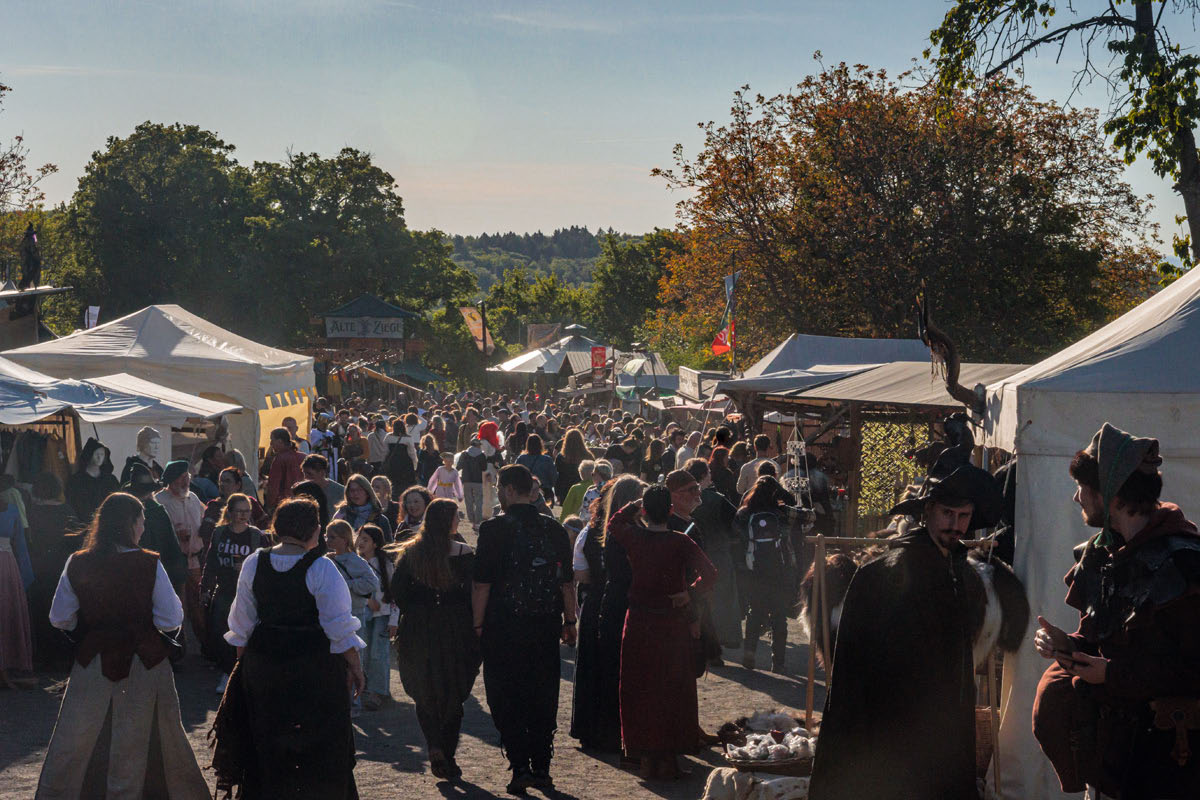 Maimarkt Beltane Ronneburg 2026 Ambiente Festtreiben - Betrieb auf dem Marktgelände